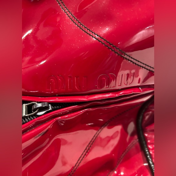 Patent leather Miu Miu travel bag - Picture 7 of 11